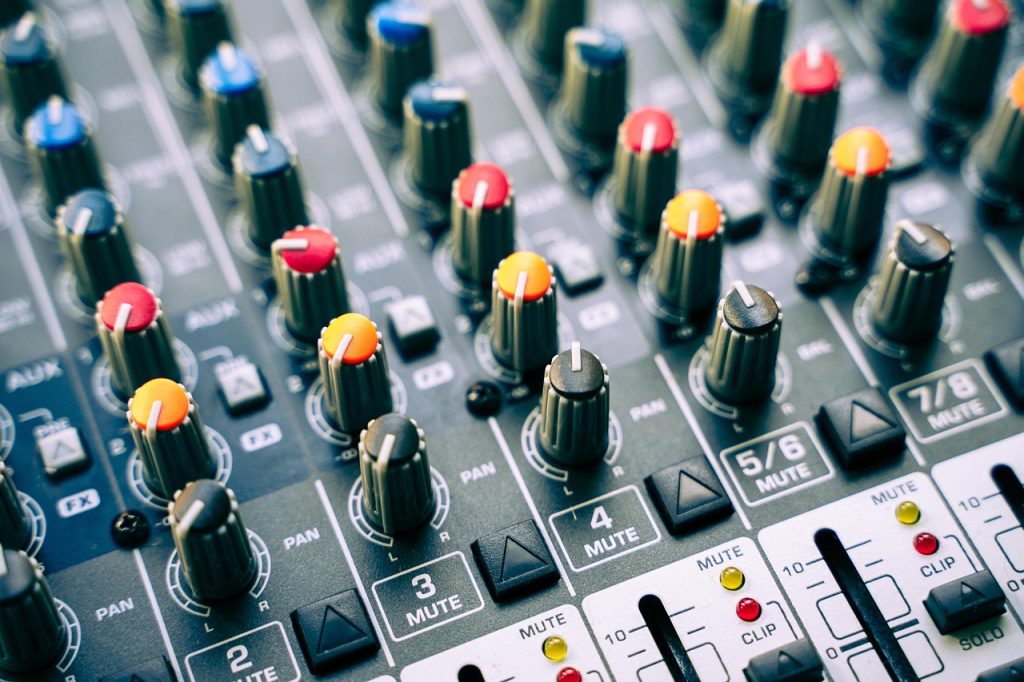 Detalle de los controles de una mesa de sonido